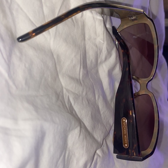 Michael kors,sunglasses with case and lens wipe. - Picture 3 of 4